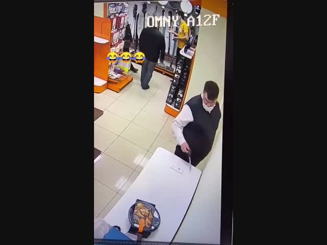 Любопытный парень засунул ножницы в розетку в магазине.