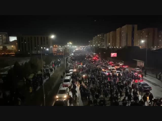 Толпы протестующих в Алма-Ате направляются к площади Республики