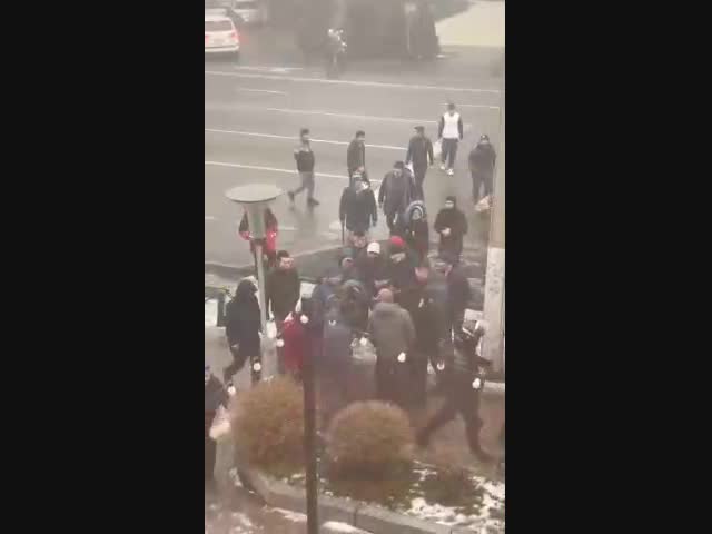 Протестующие в Алматы прямо на улице отобрали оружие у силовика
