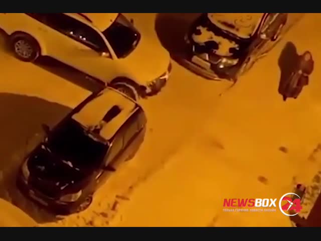 «Бой с дверью» - на Урале водитель внедорожника открыл вход в подъезд с помощью троса