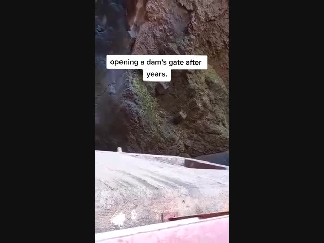 Первое за несколько лет открытие ворот плотины
