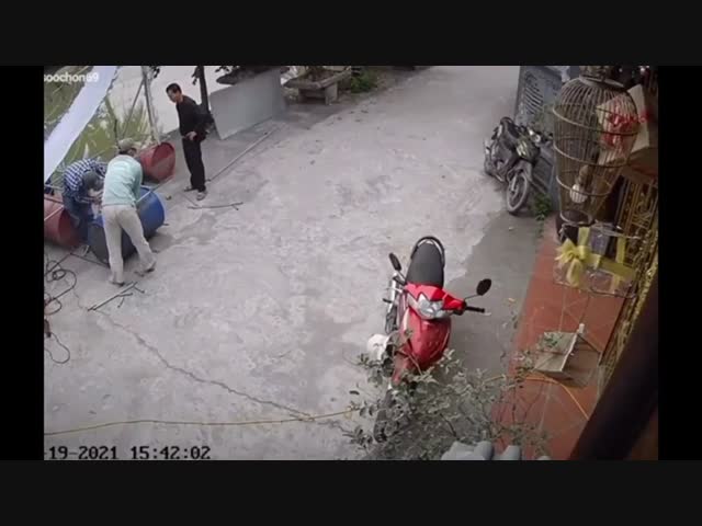 Не проверили есть ли в бочке пары топлива или нет.