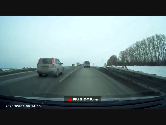 Фура и кроссовер столкнулись на Чуйском тракте
