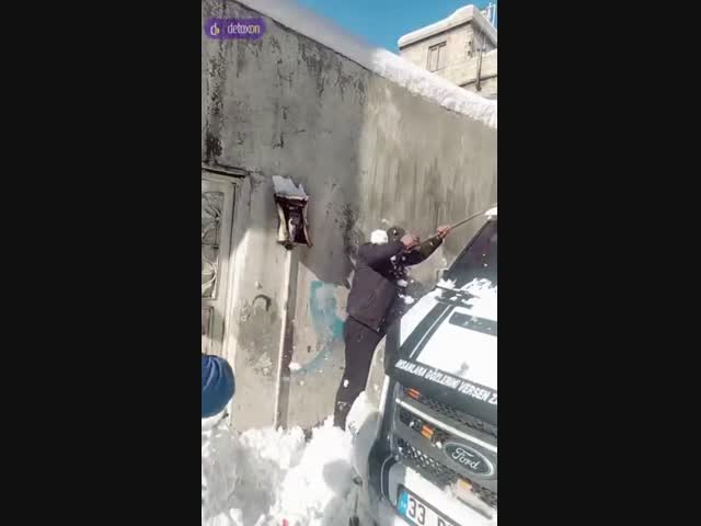 Жители турецкого города наслаждаются редким снегом