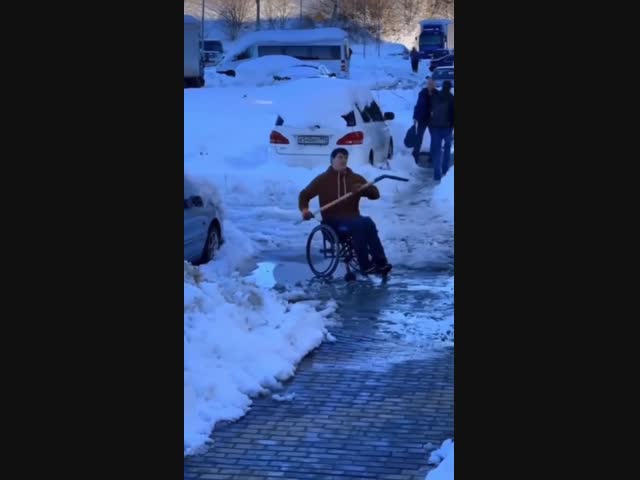 В Краснодаре инвалид-колясочник расчищал снег, чтобы попасть в аптеку за лекарствами