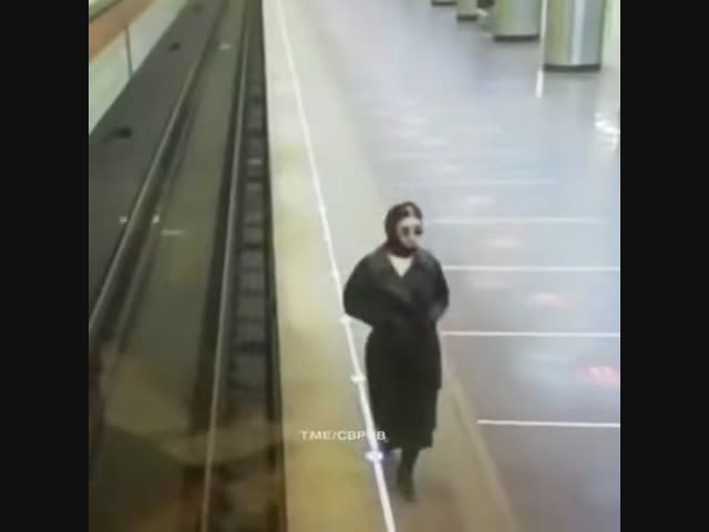 Девушка решила порадовать своего парня, работающего в службе безопасности метро