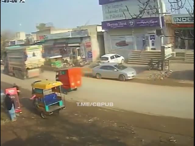 Просто открыл дверь..