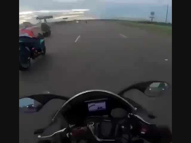 Пикап подрезал байкера, так что тот упал.