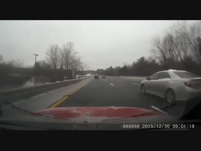 Вот почему нужно сметать снег с машины ❄️