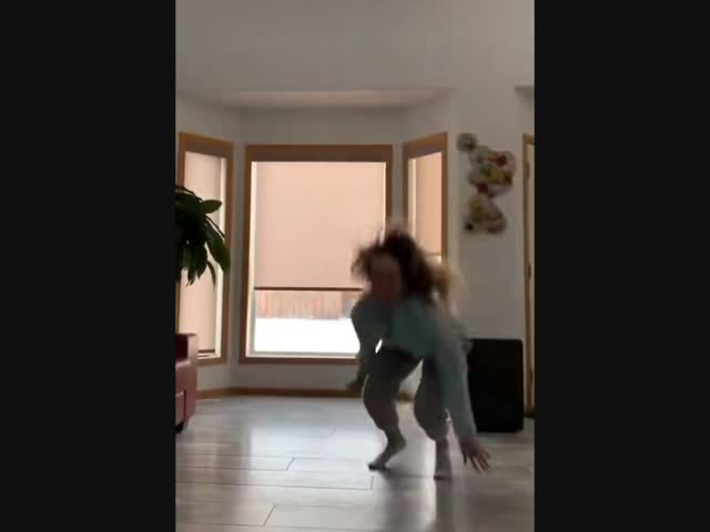 Поиграла с щенятами...