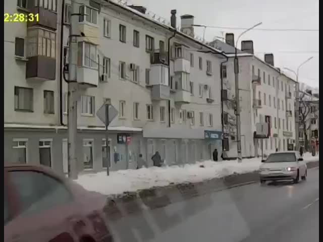 В Великом Новгороде наледь с крыши обрушилась и чуть не убила женщину с коляской