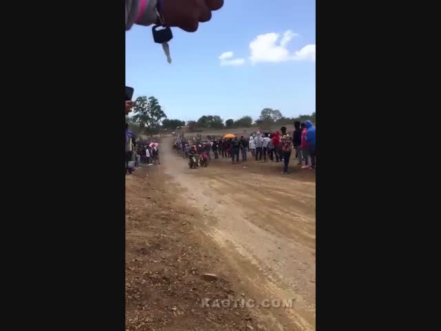 Многоуровневый фэйл случился во время гонок на скутерах.