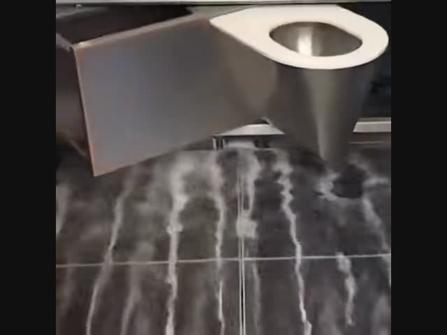 Автоматическая уборка общественного туалета