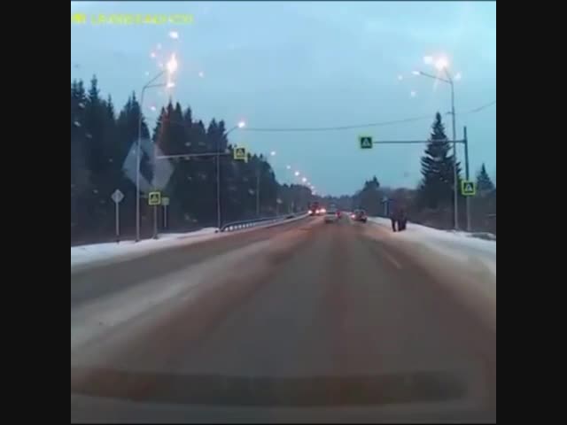 Смотрим по сторонам даже на переходе