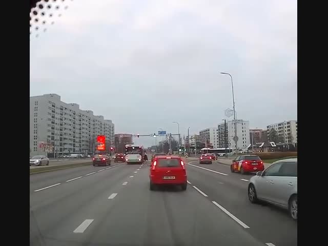 Зажало в дверях