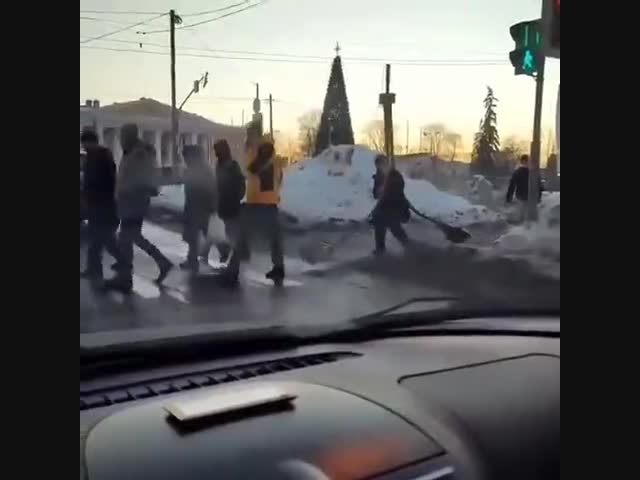 В Люберцах разыскивают мужчину, укравшего верхнюю часть упавшего уличного фонаря