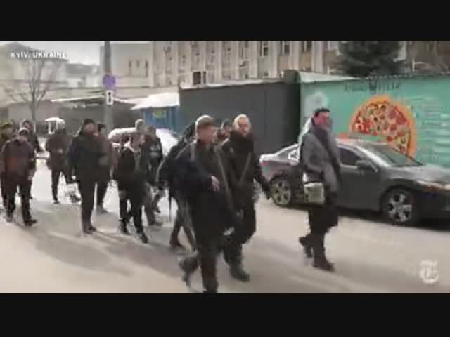 Жителям Киева раздали оружие