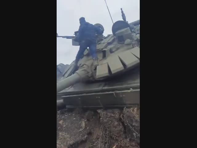 Танк застрял в грязи