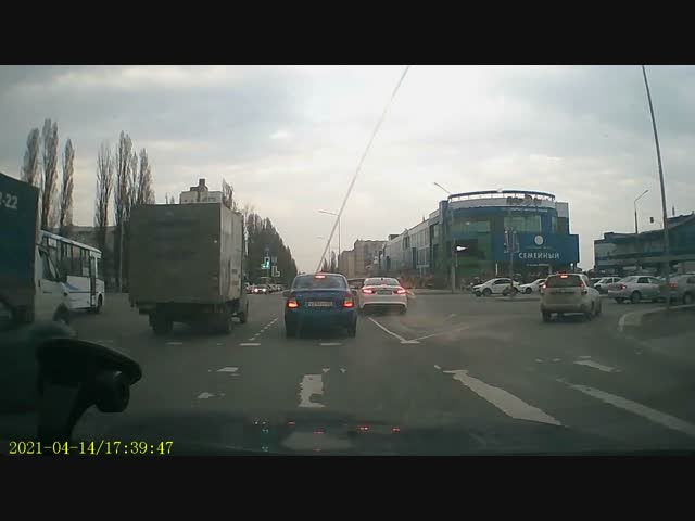 Лёгкая авария на перекрёстке в Белгороде