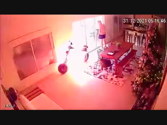 Электроскутер загорелся во время зарядки