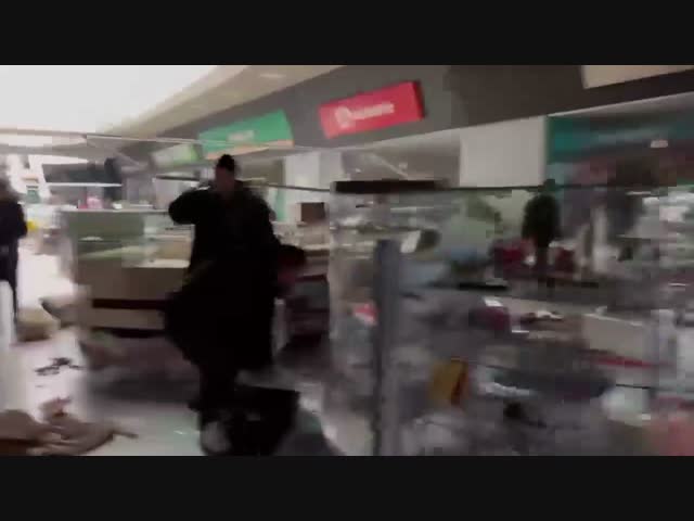 В Мариуполе разграбили ТРЦ 