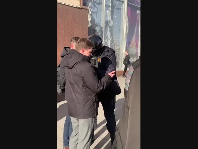 Полицейские в Москве проверяют содержимое мобильных телефонов у прохожих