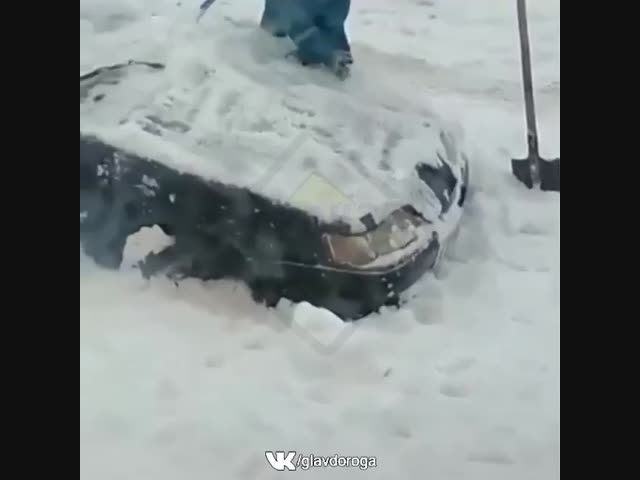 Маленький мальчик лопату нашёл