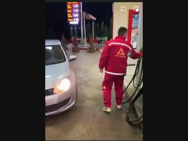 Бензин в Европе стал настолько дорогим, что его можно только нюхать