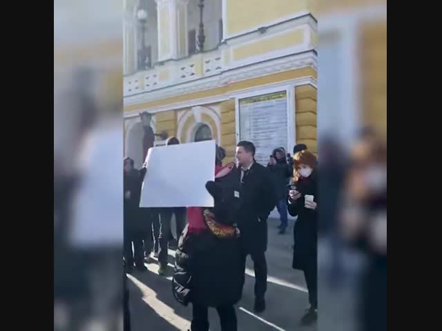 В Петербурге задержали протестующую с чистым листком бумаги