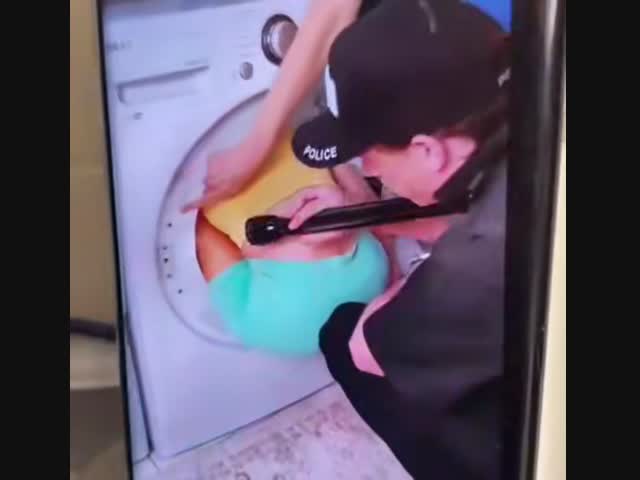 Женщина застряла в стиральной машинке