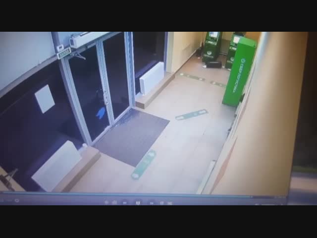 В Люберцах 31-летний мужчина вскрыл банкомат