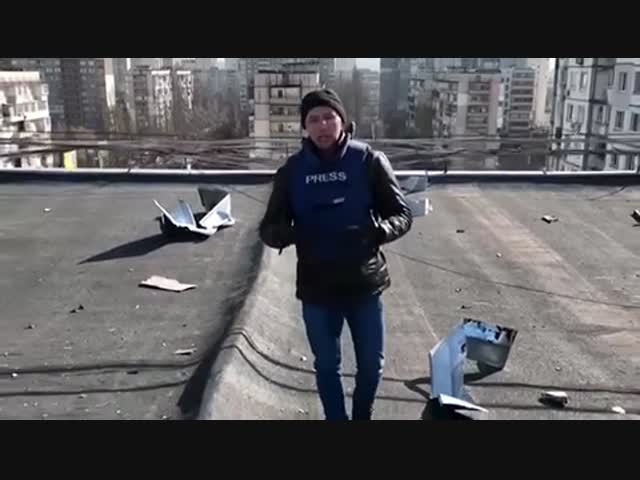 Иностранный журналист  показывают разрушения Киева