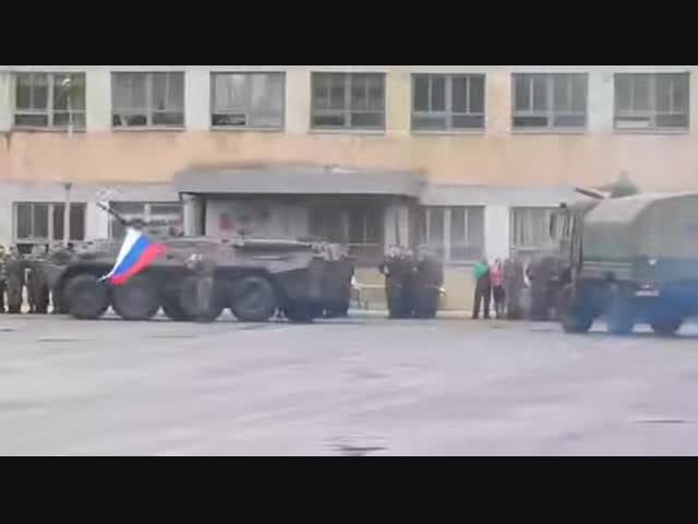 Солдатики угодили под колёса