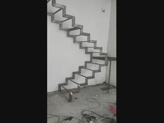 Насяльникама! Лесница пастроиль!