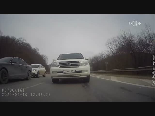 На Кубани КамАЗ столкнулся с 11 автомобилями