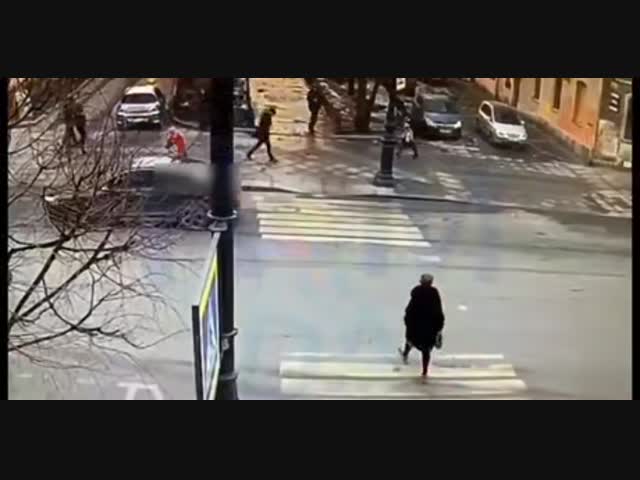Сбил женщину на пешеходном переходе и уехал