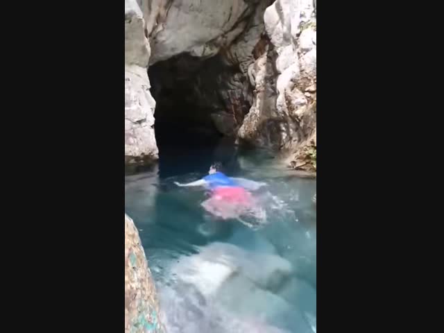 Пловца затянуло в водопад