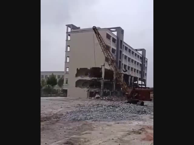 Меткий удар по опоре здания