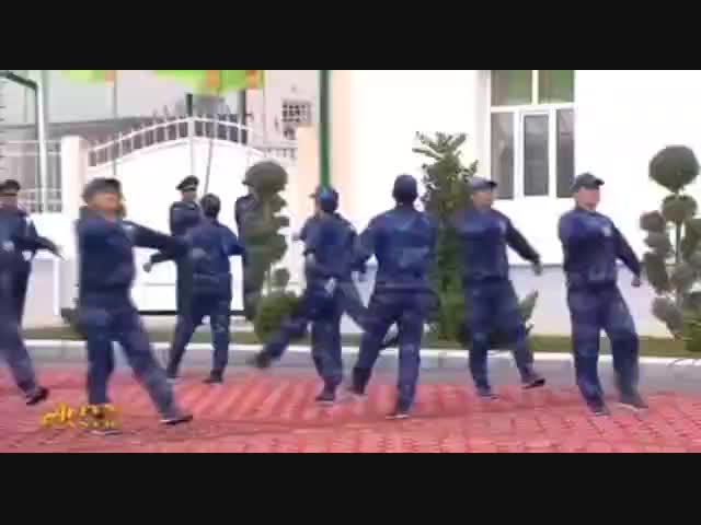 Новый президент Туркменистана Сердар Бердымухамедов провёл смотр войск МВД