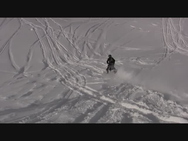 Спортсмен едва не погиб под собственным снегоходом