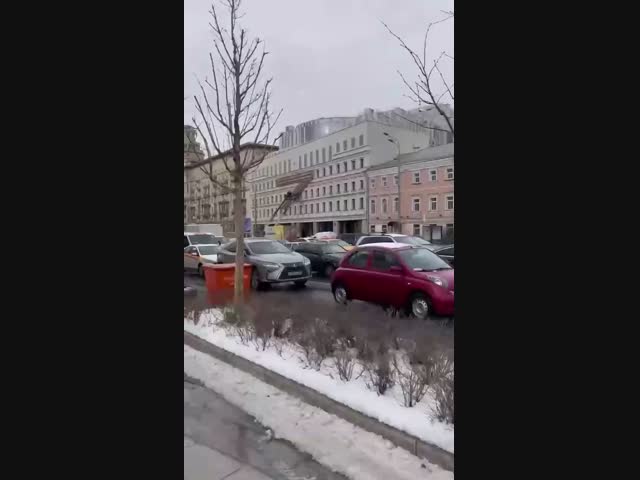 На здании московского Театра Олега Табакова появилась гигантская буква Z.