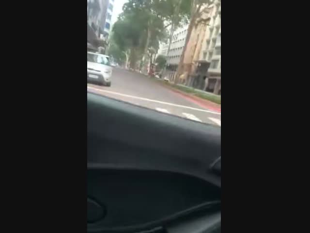 Водитель Уберa переехал пассажира, который украл у него мобильник