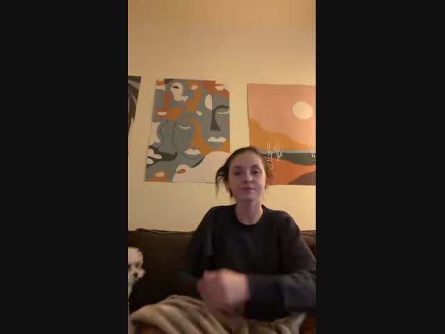 Собачка помешала девушке спеть песню под караоке