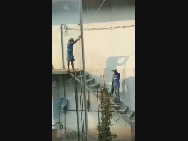 Работа индийских строителей