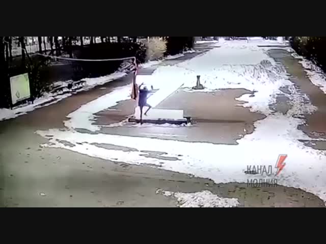 В Костроме прохожий сломал знак Z