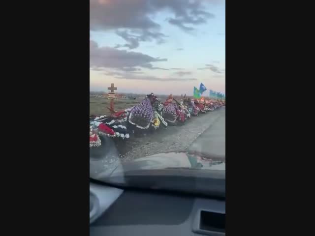 Свежие могилы в Михайловске Ставропольского края 