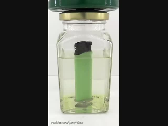 Пластиковая зажигалка в ацетоне