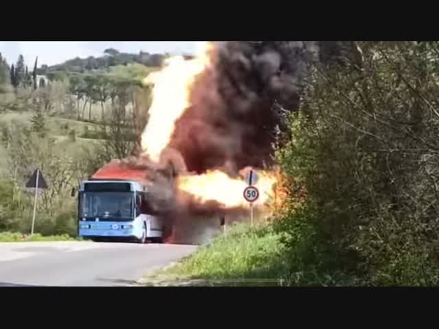Так горит газомоторный автобус 