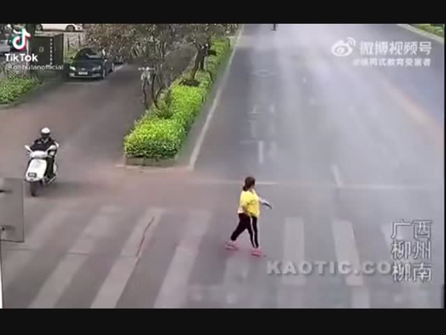 Мотоциклист не пропустил женщину-пешехода