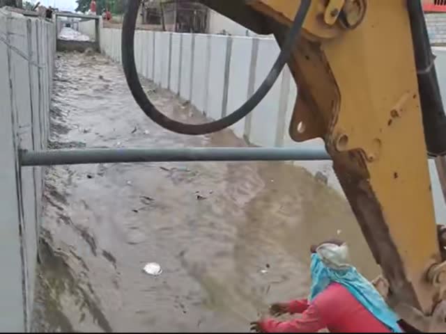 Спасение собаки из дурного потока во время наводнения